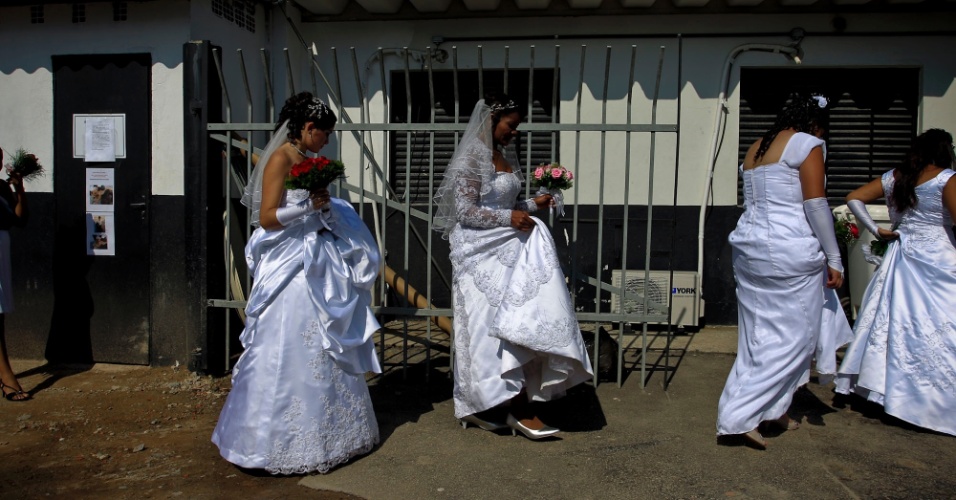 Fila de noivas à caminho do casório no estádio  da cidade de São Paulo para a Copa-2014