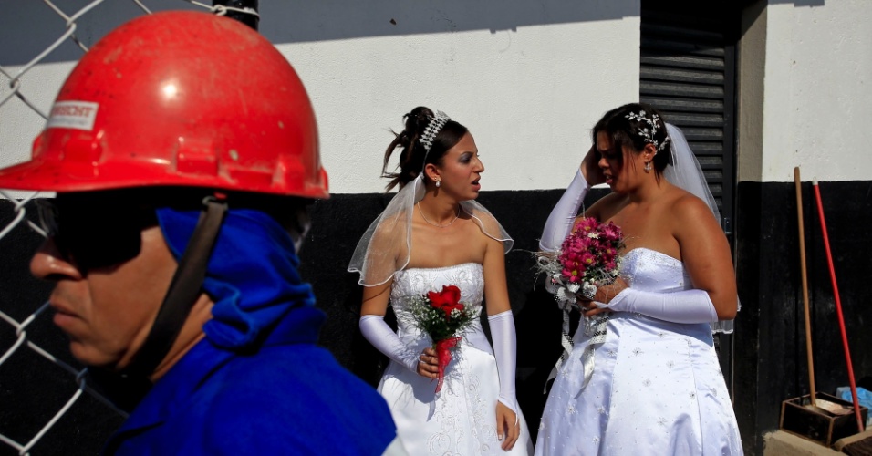 Imagem mostra o contraste entre noivas e operário das obras no estádio de São Paulo para a Copa-2014