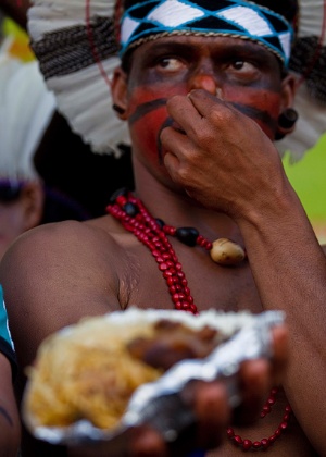Índio pataxó tapa o nariz, reclamando do cheiro da comida distribuída durante a Cúpula dos Povos, na Rio+20. A comida estaria estragada - Marlene Bergamo/Folhapress