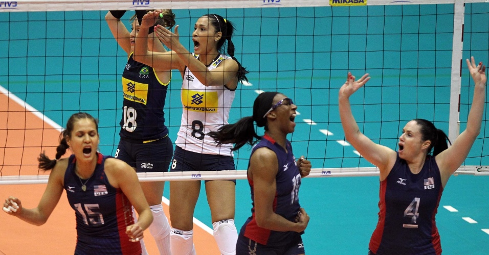 Jaqueline e Camila Brait reclamam com arbitragem, enquanto americanas comemoram ponto durante vitória sobre o Brasil