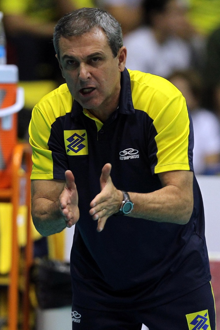 José Roberto Guimarães orienta a seleção brasileira durante a derrota para os Estados Unidos