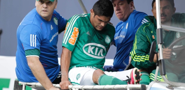 Luan, atacante do Palmeiras, deixa o campo no carrinho médico - Fernando Donasci/UOL