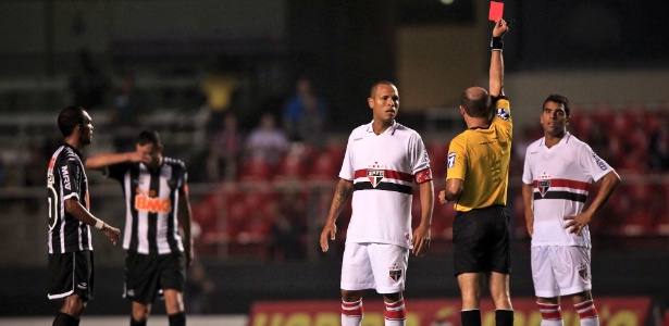 Luis Fabiano é expulso por reclamação no fim da partida contra o Atlético-MG - Leandro Moraes/UOL