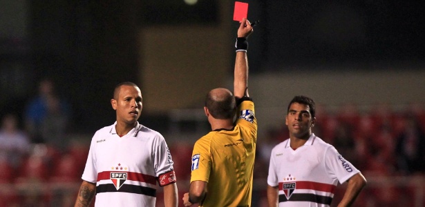 Luis Fabiano recebe cartão vermelho; atacante ficou ausente quatro jogos - Leandro Moraes/UOL