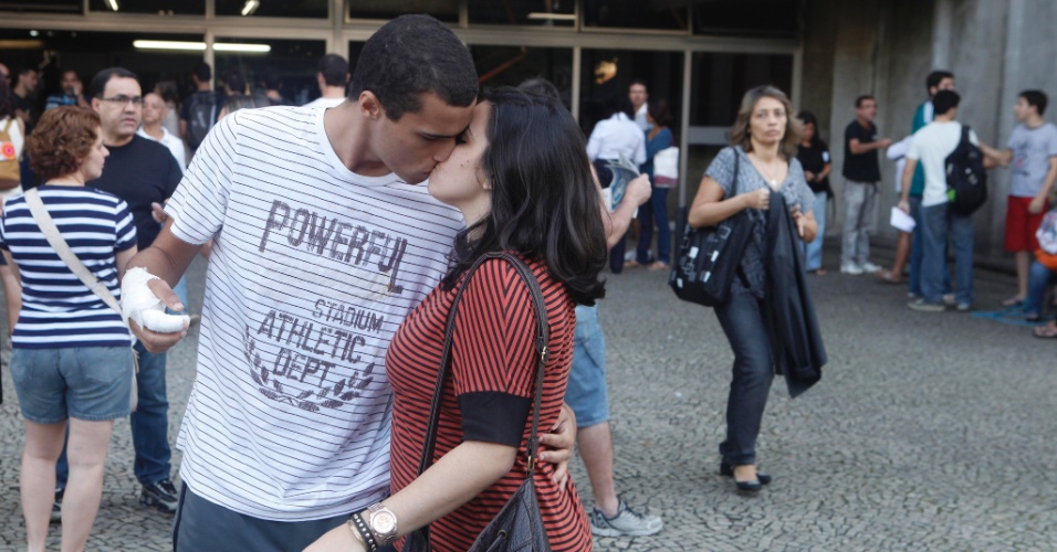Marcela Marins, 17, recebe um beijo do namorado Ricardo Oliveira, 19, antes de entrar para a prova. Ela tenta uma vaga no curso de desenho industrial 