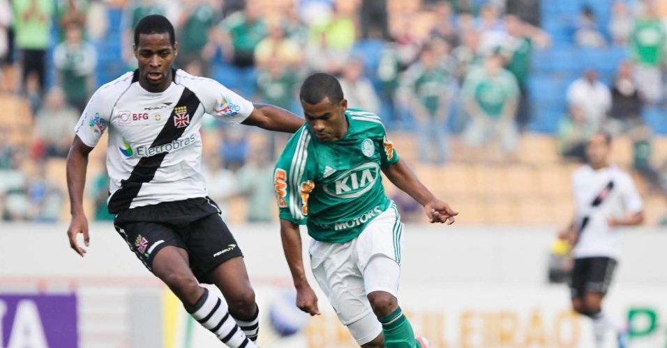 Mazinho, atacante do Palmeiras, passa por Dedé, do Vasco, para fazer gol do time paulista no jogo em Barueri