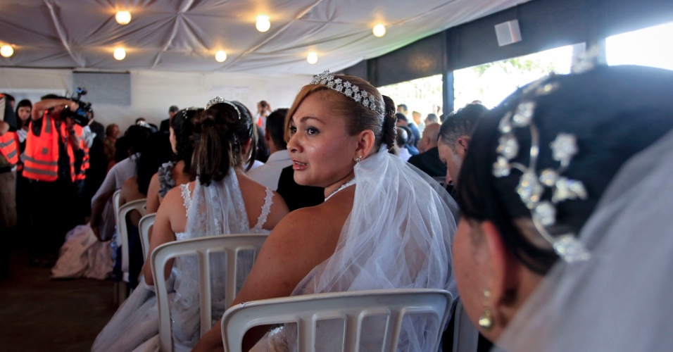 Noiva aflita antes da cerimônia no Itaquerão, esperando sua vez