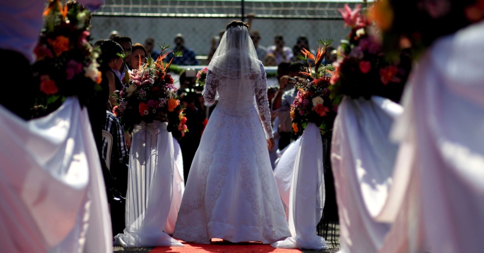 Noiva se prepara para início da cerimônia de seu casamento
