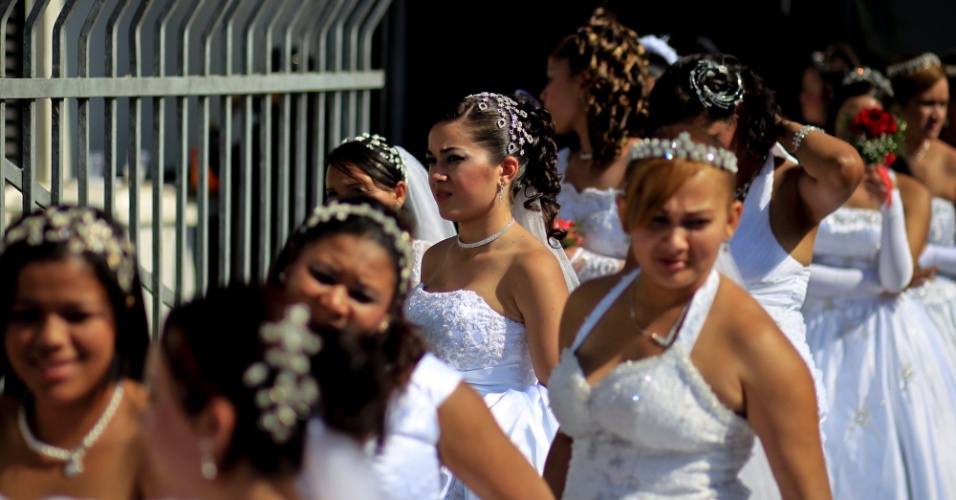 Noivas animadas antes de casarem no futuro estádio do Corinthians