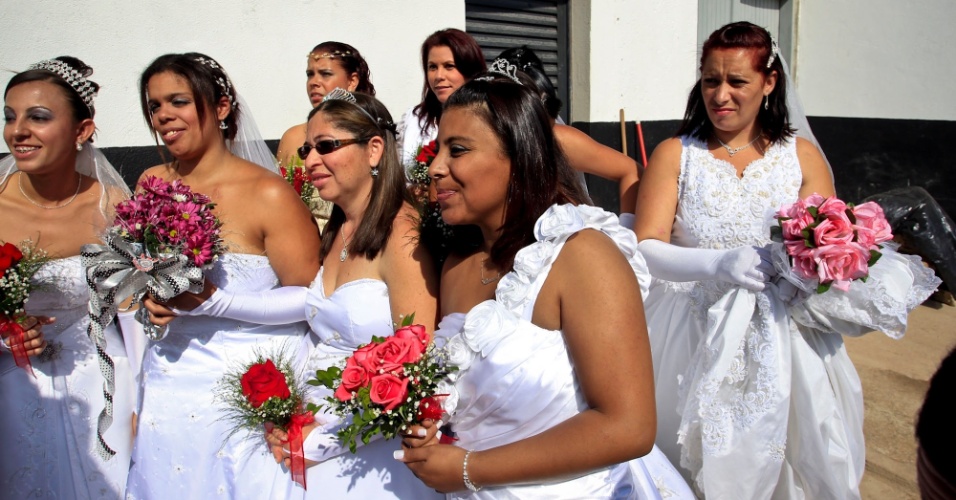 Noivas ansiosas esperando sua vez no casamento coletivo