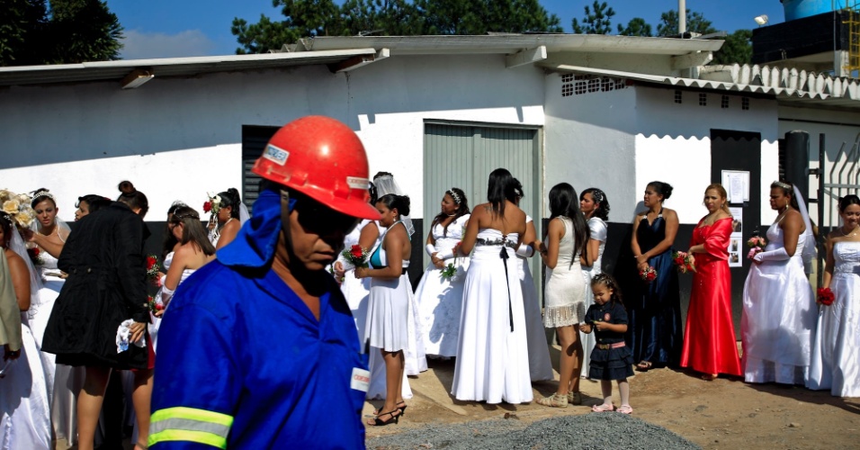 Noivas e madrinhas se enfileiram para a cerimônia no Itaquerão