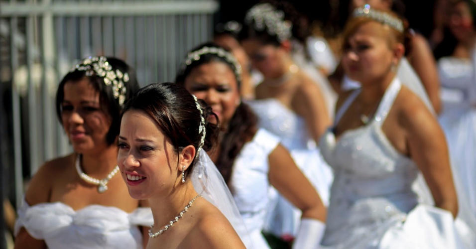 Noivas fazem fila no casamento coletivo, um dia mutio especial para elas