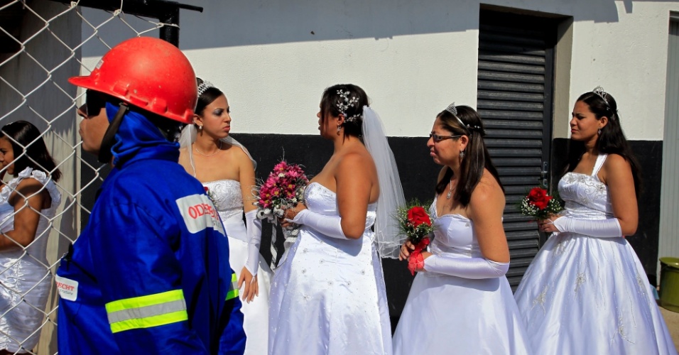 Noivas fazem fila para se casar no futuro estádio do Corinthians, ainda em construção