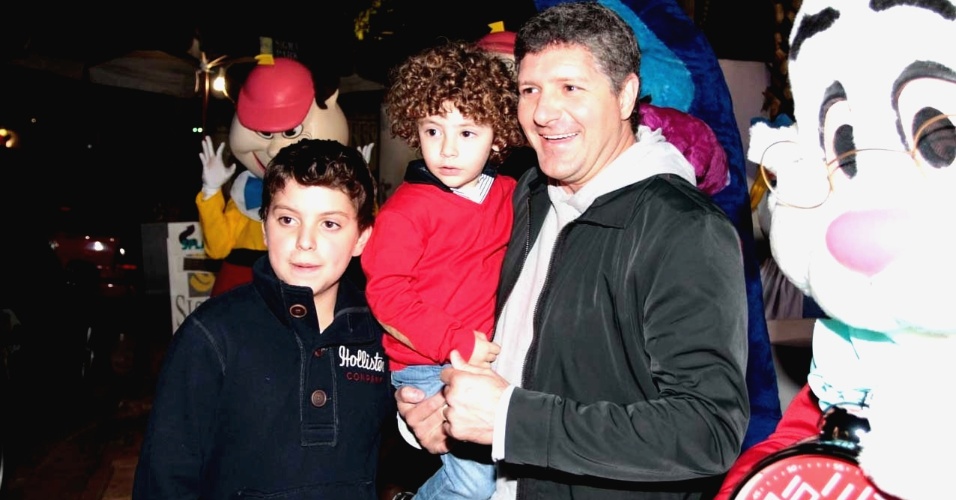 O ator Fábio Villa Verde posa com os dois filhos na entrada do aniversário das filhas de Rodrigo Faro, em São Paulo (17/6/12)