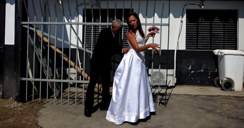 Pai arruma filha antes dela casar no futuro estádio do Corinthians