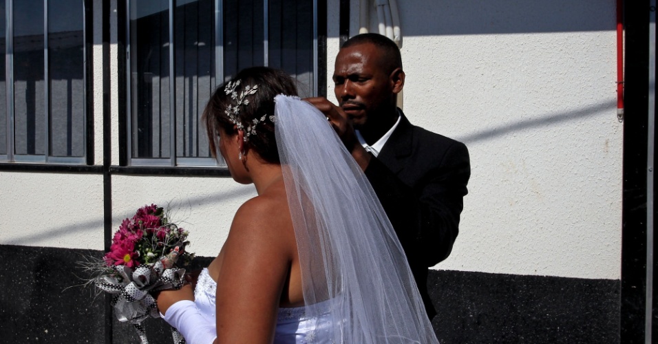 Pai dá a benção à filha antes da cerimônia no casamento coletivo