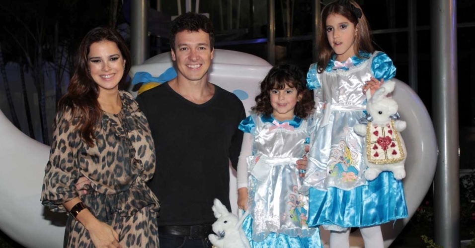 Rodrigo Faro comemora o aniversário das filhas Clara, 7, e Maria, 4, com festa em buffet infantil em São Paulo (17/6/12)