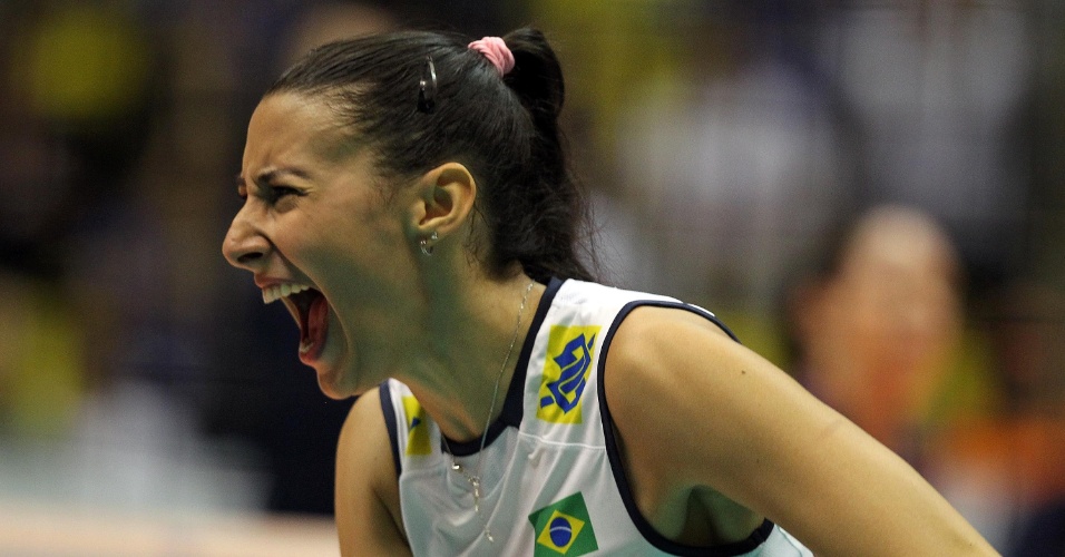 Sheilla grita para comemorar ponto durante a derrota brasileira para os Estados Unidos, pelo Grand Prix