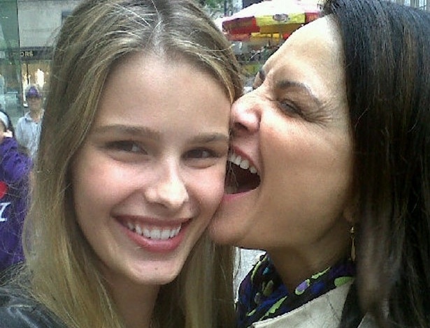 Yasmin Brunet postou uma foto com a mãe Luiza, que foi visitá-la em Nova York. "Olha quem chegou", escreveu a modelo (17/6/12).