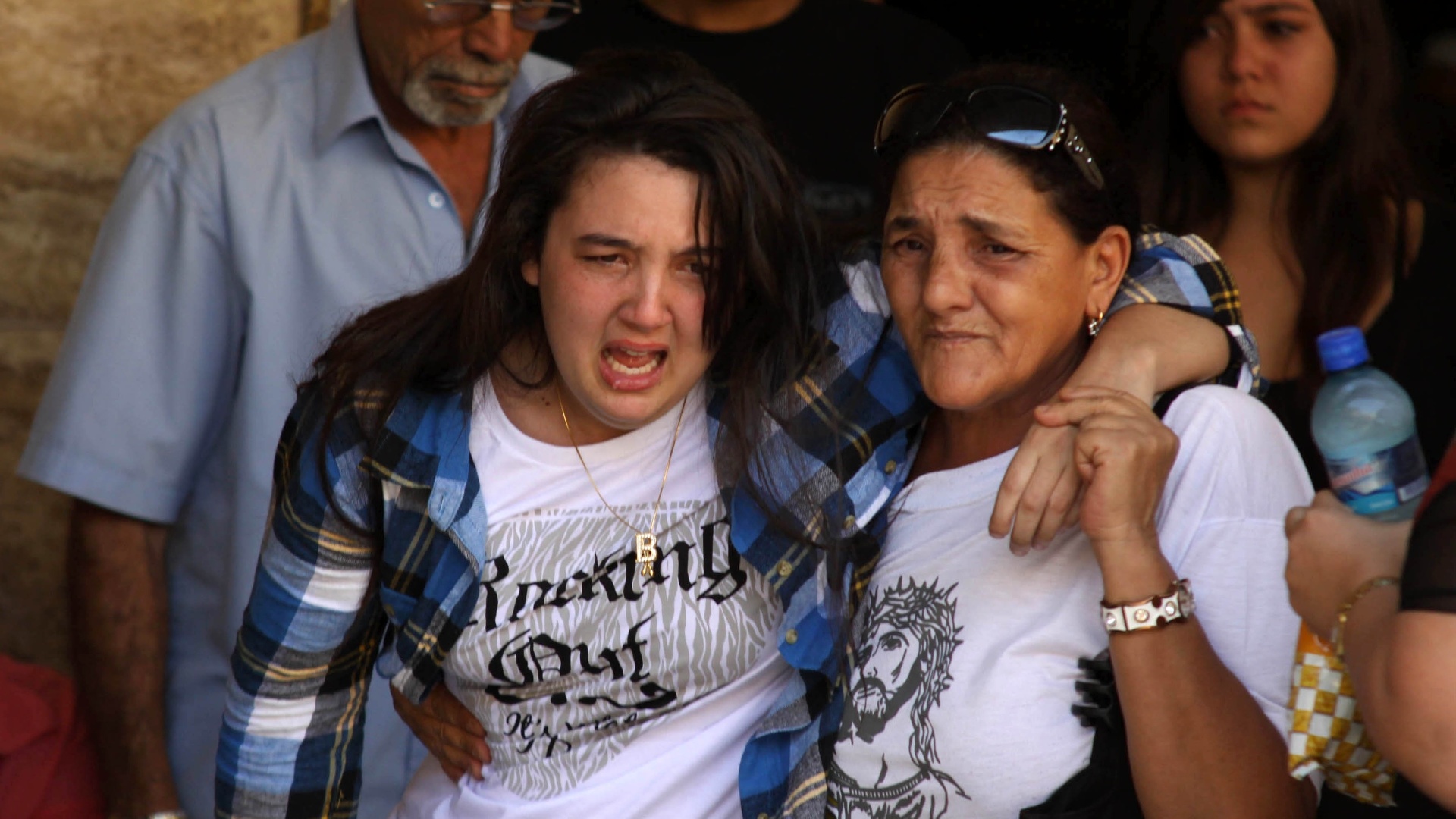 17.jun.2012 - Filha de Angelina chega ao enterro da mãe, no cemitério de Inhaúma, na zona norte do Rio de Janeiro