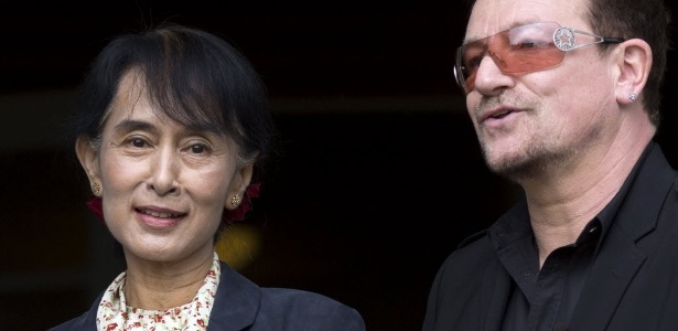 Líder da oposição em Mianmar, Aung San Suu Kyi junto do vocalista do U2, Bono Vox