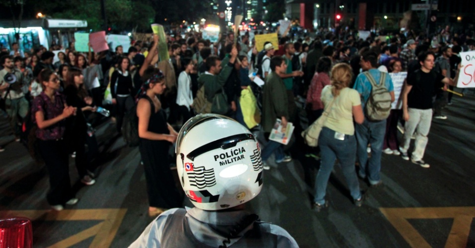 18.jun.2012 - Os estudantes fecharam faixas da avenida Paulista e a percorreram até o final para protestar contra ação policial no campus de Guarulhos da Unifesp (Universidade Federal de São Paulo)