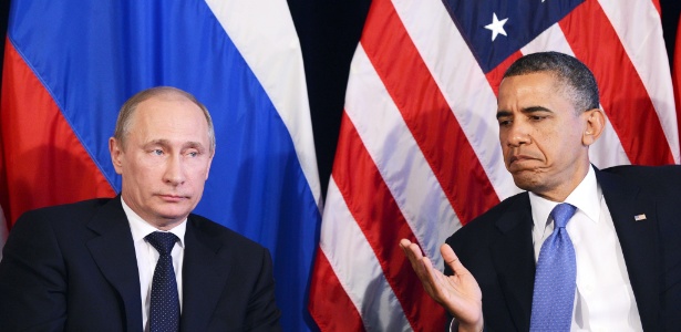 Presidente dos Estados Unidos, Barack Obama, dá a palavra ao presidente russo Vladimir Putin durante uma reunião bilateral em Los Cabos, México, realizada paralelamente ao G-20. Este foi o primeiro encontro entre eles após o retorno de Putin à Presidência da Rússia  - Jewel Samad/AFP