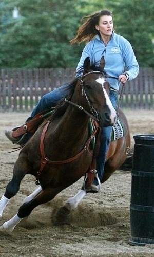 A canadense Mellisa Hollingsworth também se arrisca no rodeio, onde compete na prova dos três tambores - Divulgação