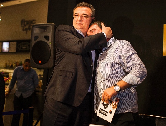O ex-presidente do Corinthians Andrés Sanchez é abraçado pelo atual,  Mário Gobbi - Leonardo Soares/UOL