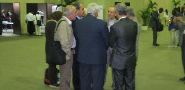 Delegados da RIO+20 fazem reunião informal, em pé, no hall das salas de conferência - Mauricio Stycer/UOL