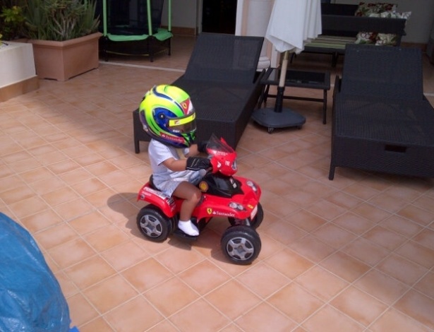 Filho de Felipe Massa anda de quadriciclo enquanto é filmado pelo pai (18/06/2012)