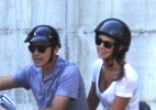 George Clooney passeia de moto com a namorada na Itália - Grosby Group