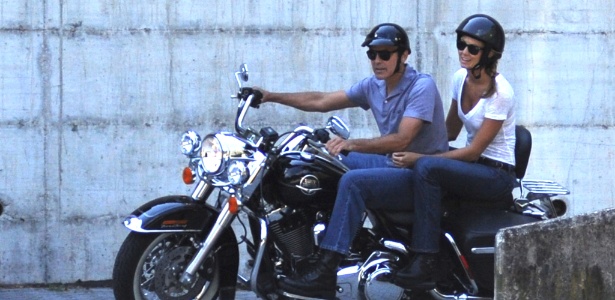 George Clooney passeia de moto com a namorada na Itália (15/6/12)
