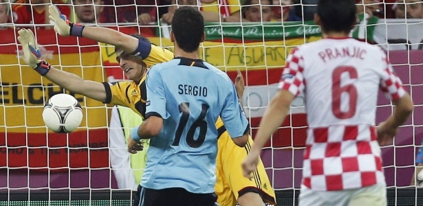 Casillas foi um dos destaques da vitória espanhola sobre a Croácia na Euro-12 - Juan Carlos Cárdenas/EFE