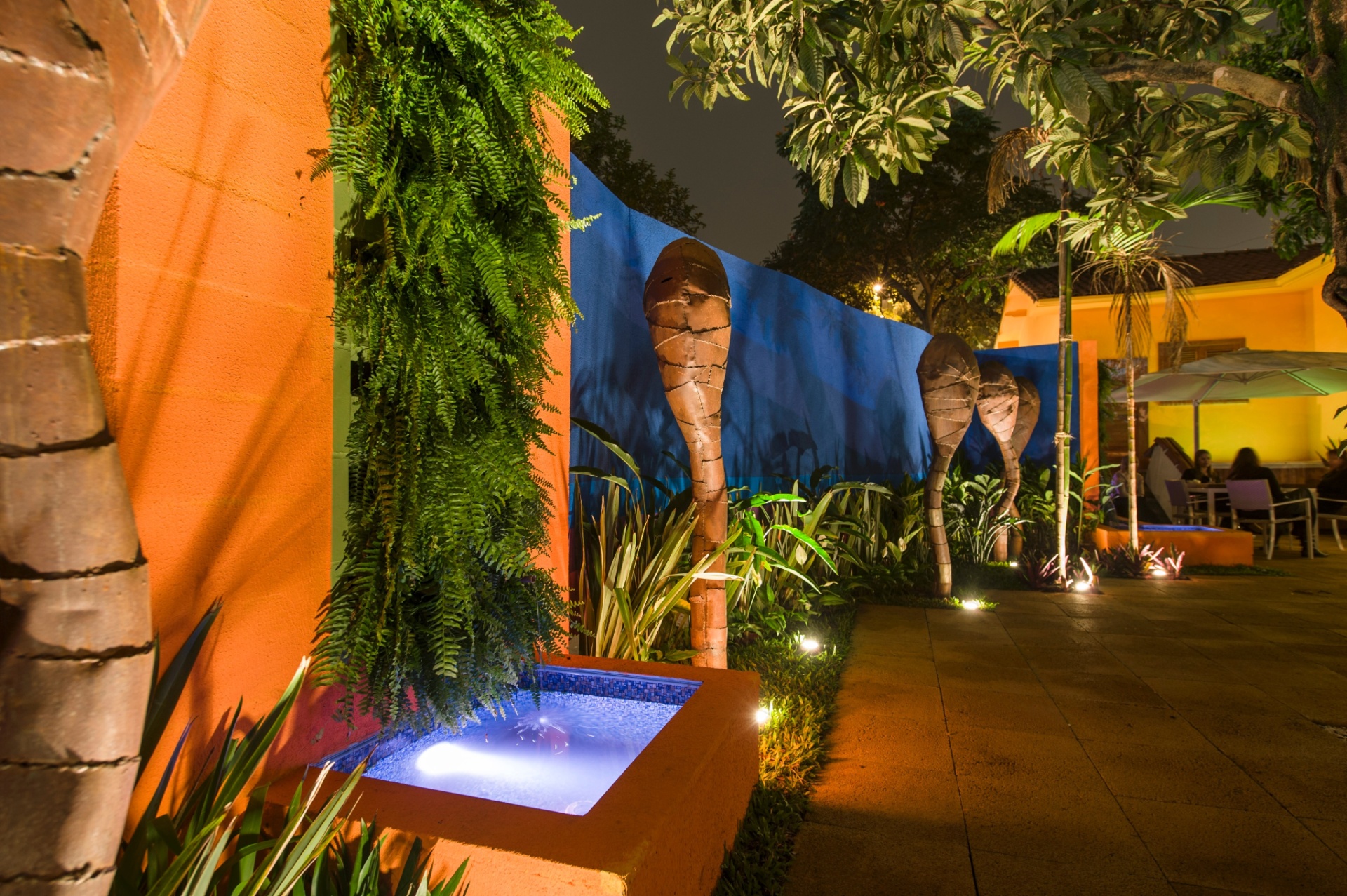 Inspirado na série Campbell's Soup Cans do artista norte-americano Andy Warhol, o Jardim das Casas, projetado pelo arquiteto Ronaldo Kurita, une descontração e casualidade. Marcado por tons terrosos mesclados com cores vibrantes, o ambiente tem espreguiçadeiras na área do solarium e espaço para refeições - Katia Kuwabara/ UOL