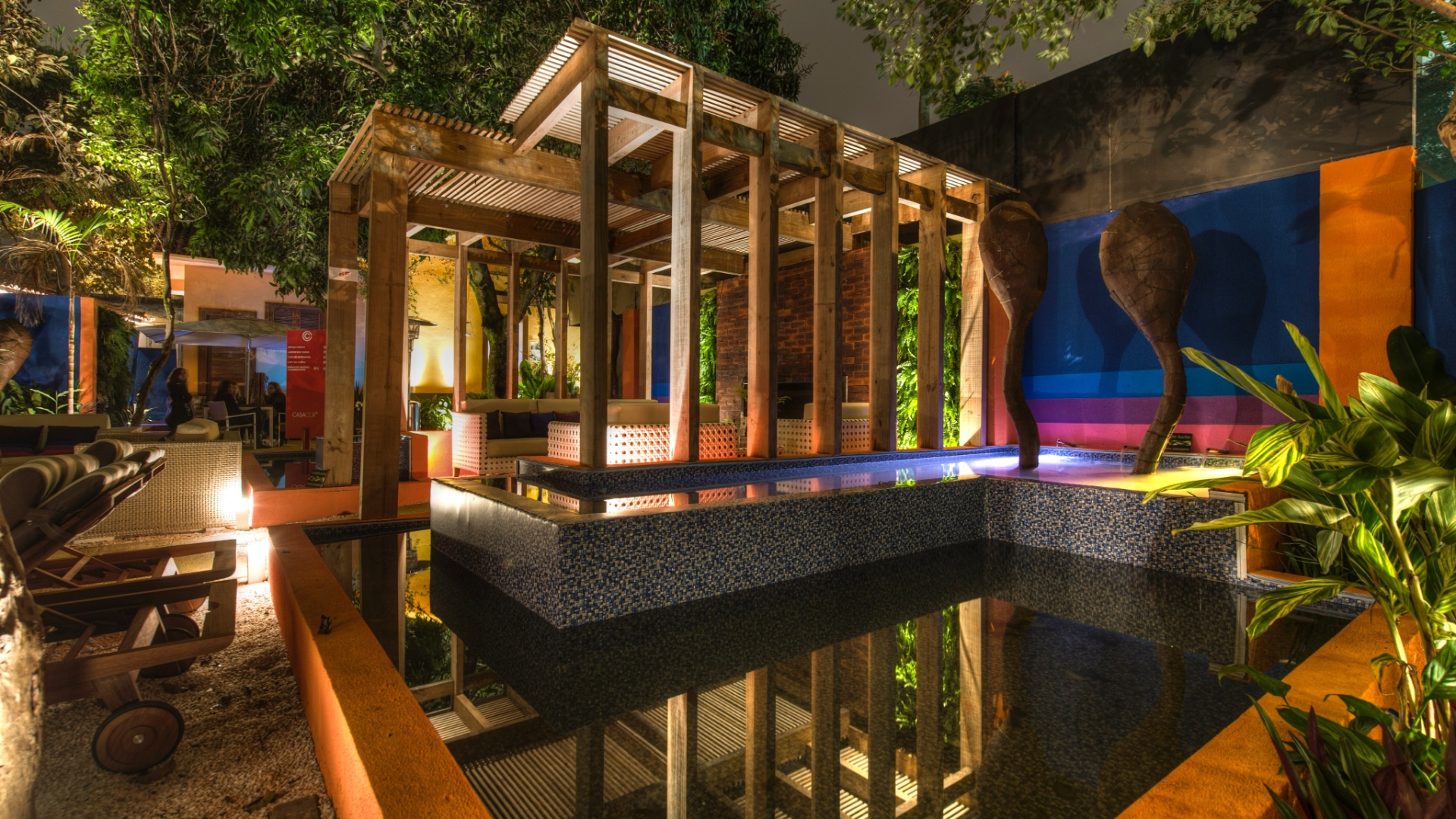 Inspirado na série Campbell's Soup Cans do artista norte-americano Andy Warhol, o Jardim das Casas, projetado pelo arquiteto Ronaldo Kurita, une descontração e casualidade. Marcado por tons terrosos mesclados com cores vibrantes, o ambiente tem espreguiçadeiras na área do solarium e espaço para refeições - Katia Kuwabara/ UOL