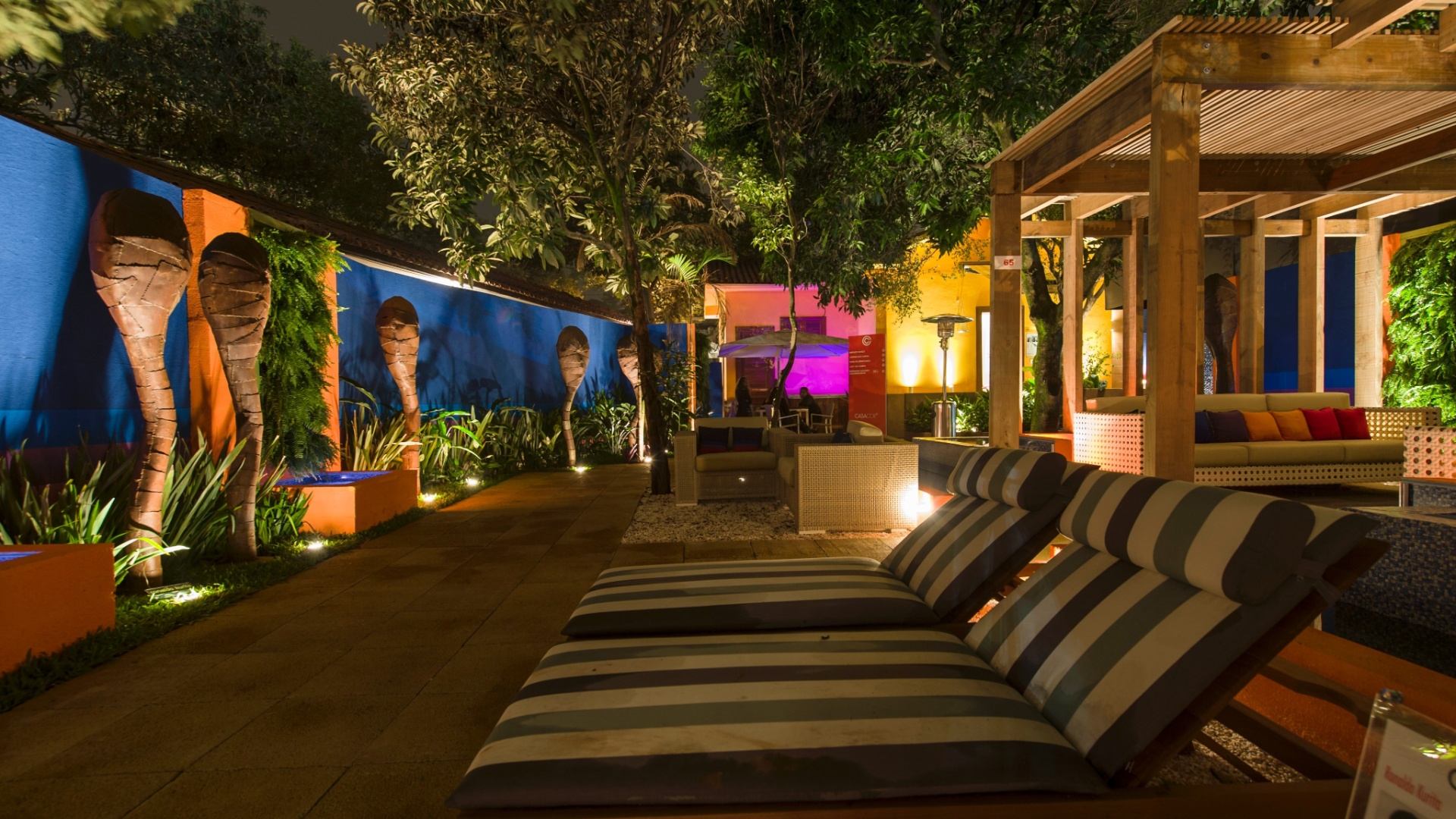 Inspirado na série Campbell's  Soup Cans do artista norte-americano Andy Warhol, o Jardim das Casas, projetado pelo arquiteto Ronaldo Kurita, une descontração e casualidade. Marcado por tons terrosos mesclados com cores vibrantes, o ambiente tem espreguiçadeiras na área do solarium e espaço para refeições - Katia Kuwabara/ UOL