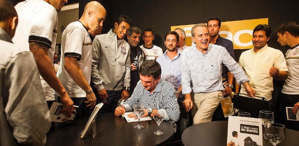 Jogadores do Corinthians compareceram ao lançamento do livro de Andrés Sanchez - Leonardo Soares/UOL
