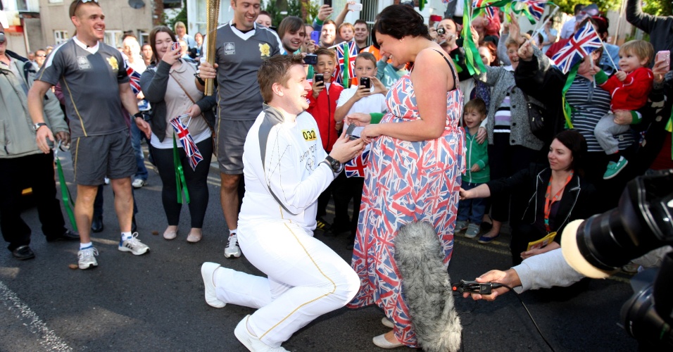 Rapaz que carregava a tocha olímpica surpreende e pede namorada em casamento em pleno percurso (18/06/2012)