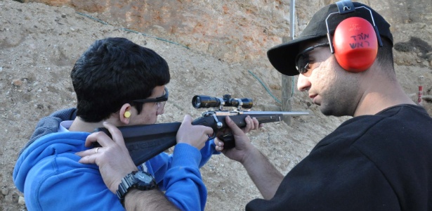 Turista pratica tiro durante curso em Israel; alvos têm silhueta de homens com turbantes árabes - Sharon Gat/Reprodução BBC