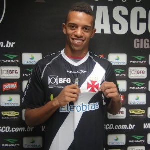 William Matheus posa com a camisa do Vasco: contrato por empréstimo assinado até o final do ano - Site oficial do Vasco
