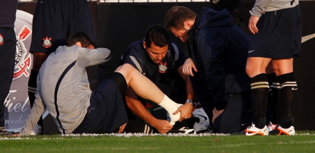 Zagueiro Chicão é atendido após torcer o pé durante treino do Corinthians - Almeida Rocha/Folhapress