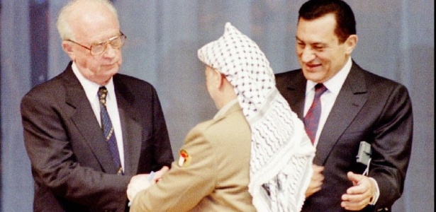 4.mai.1994 - Yitzhak Rabin (à esq.), então primeiro-ministro israelense, sela acordo de paz com o líder palestino Yasser Arafat (dir.); ele seria assassinado por um radical judeu - Jim Hollander/Reuters - 4.mai.1994