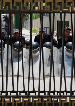 Policiais se posicionam no portão do Parlamento egípcio, no Cairo; além da Irmandade Muçulmana, outros grupos também protestaram contra os militares