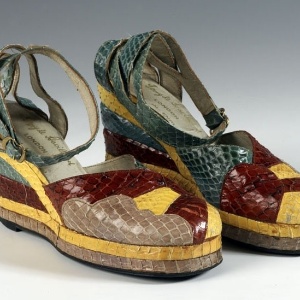 A coleção tem mais de 12 mil pares de sapatos, desde modelos do Egito Antigo até os exemplares mais ousados do design contemporâneo britânico como o da foto acima, criado por Terry de Havilland - John Roan/ The Shoe Collection, Northampton Museums & Art Gallery