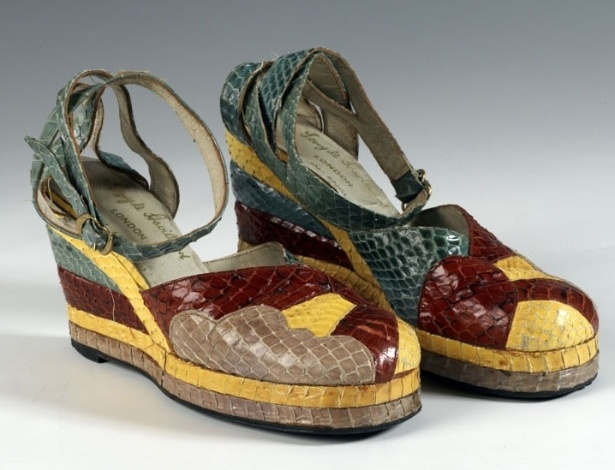 A coleção tem mais de 12 mil pares de sapatos, desde modelos do Egito Antigo até os exemplares mais ousados do design contemporâneo britânico como o da foto acima, criado por Terry de Havilland - John Roan/ The Shoe Collection, Northampton Museums & Art Gallery