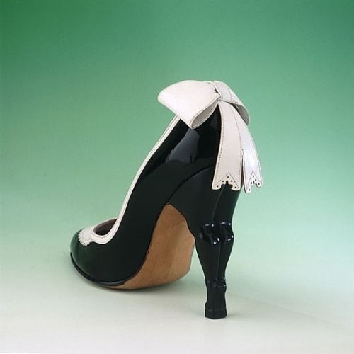 Acima, o sapato "a empregada doméstica", alude a um uniforme. O par foi criado e fabricado por Thea Cadabra e James Rooke em 1978 - John Roan/ The Shoe Collection, Northampton Museums & Art Gallery