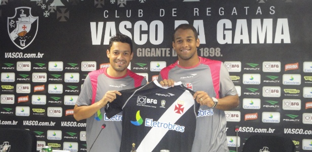 Eder Luis e Fellipe Bastos posam com a camisa do Vasco após a renovação de contrato - Vinicius Castro/ UOL Esporte