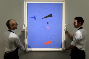 Funcionários da Sotheby"s mostram "Estrela Azul", quadro de Joan Miró vendido a preço recorde - Leon Neal/AFP