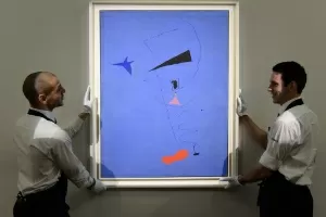 Funcionários da Sotheby"s mostram "Estrela Azul", quadro de Joan Miró vendido a preço recorde - Leon Neal/AFP